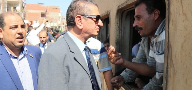 محافظ كفر الشيخ خلال زيارة وزير النقل