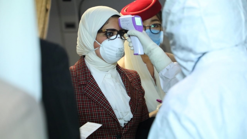 صور.. وزيرة الصحة تخضع للفحص والإجراءات الوقائية فور وصولها مطار بكين