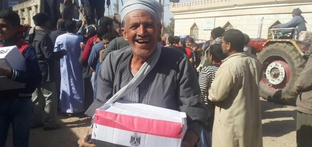 الجيش يوزع 10000 كرتونة " تحيا مصر"بأسيوط احتفالا بعيد تحرير سيناء