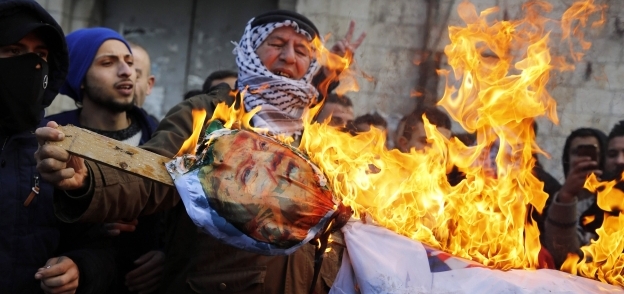 فلسطينيون بالضفة الغربية يحرقون «دمية ترامب»