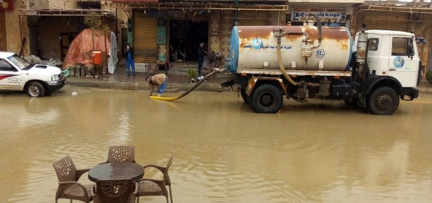 شركة مياه الشرب والصرف بمطروح تنزح بقع مياه الأمطار من شوارع سيوة