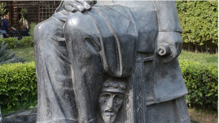 الوجه المجهول في تمثال أحمد شوقي