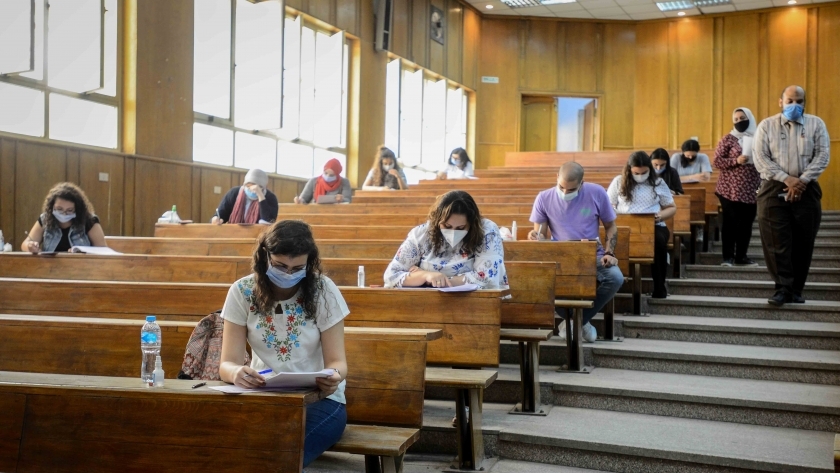 طلاب الفرق النهائية بجامعة عين شمس أثناء أداء الامتحان