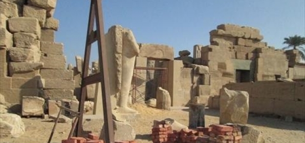 بالصور| نيابة الأقصر تأمر بوقف أعمال الترميم في محيط تمثال سيتي الثاني