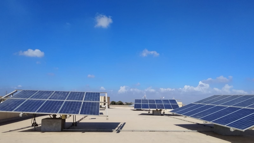 ألواح الطاقة الشمسية لتوليد طاقة متجددة