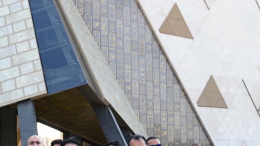 رئيس الوزراء اليابانى خلال زيارته للمتحف المصرى الكبير