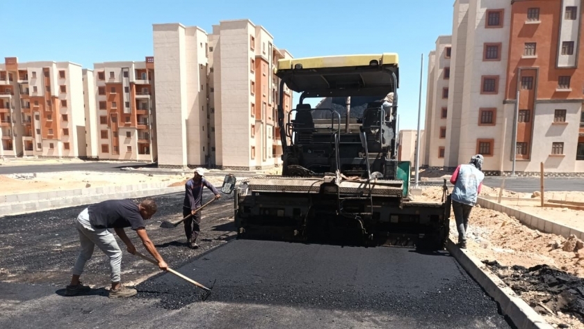 رئيس جهاز مدينة حدائق العاصمة يتفقد مشروعات الطرق بالمدينة
