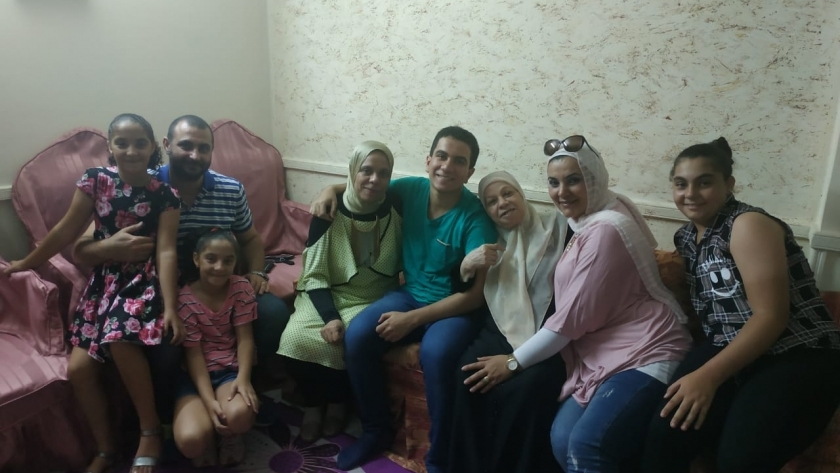 «عبدالرحمن» مع عائلته