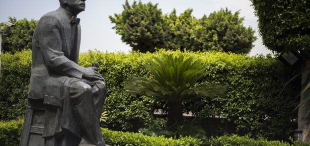 تمثال أحمد شوقى بجديقة متحفه