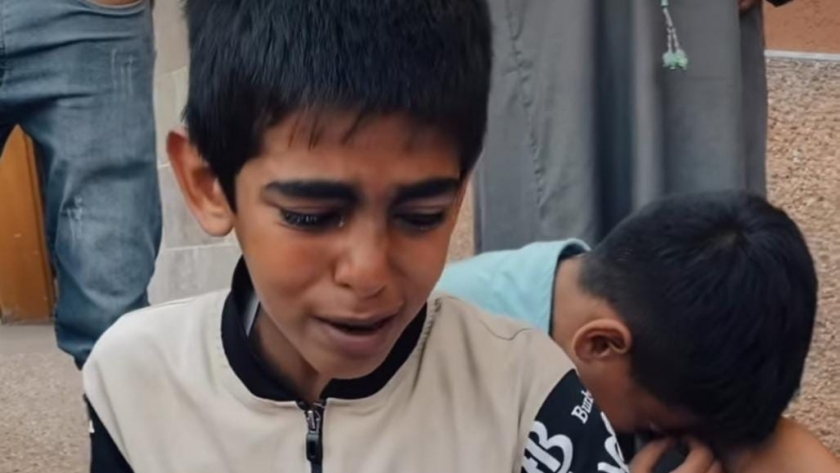طفل فلسطيني يبكي المشاهدين