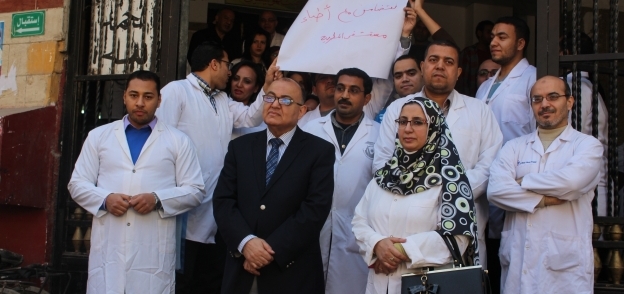أطباء أسيوط ينظمون وقفة إحتجاجية بالمستشفيات تضامنا مع أطباء المطرية