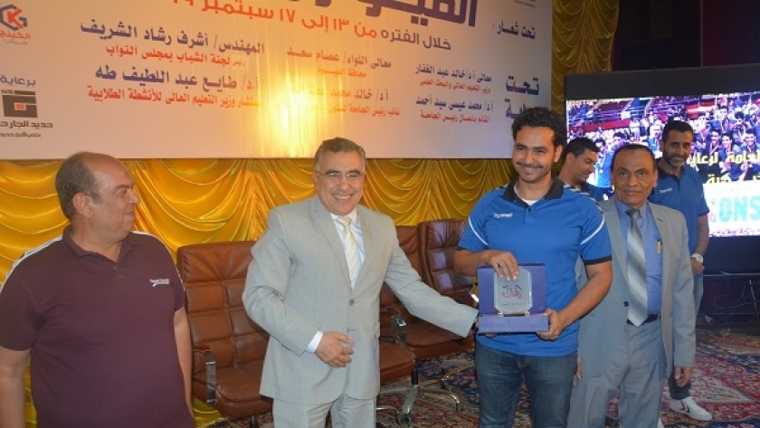 جامعة الفيوم تكرّم الجهاز الفني لمنتخب مصر للناشئين لكرة اليد