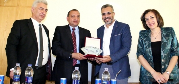 رئيس جامعة بني سويف يهدي درع الكلية للدكتور أحمد طخ