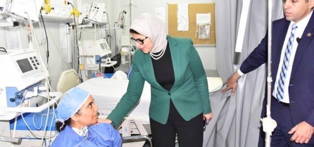 وزيرة الصحة خلال زيارة المستشفى
