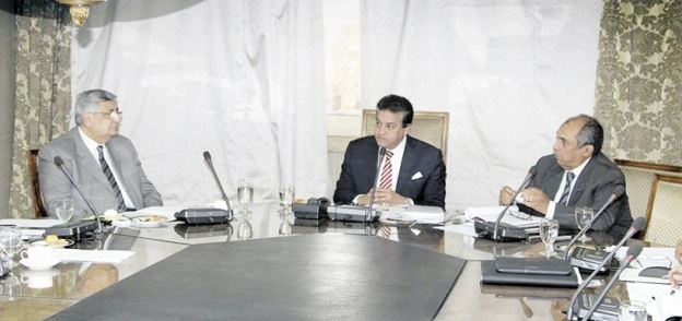 وزير التعليم العالى خلال اجتماع لجنة إنشاء الجامعات الخاصة والأهلية