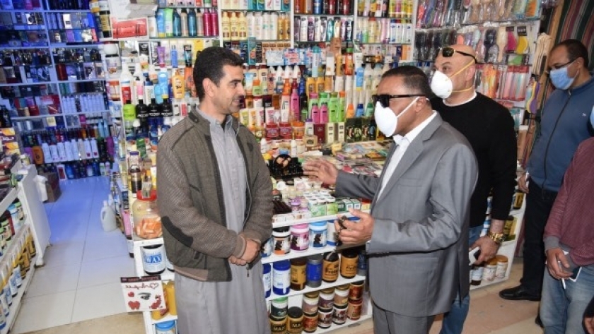 محافظ مطروح خلال الحديث مع احد التجار للاطمئنان على سوق ليبيا