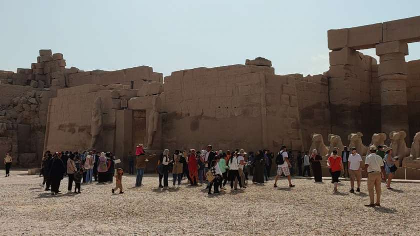 توافد أعداد كبيرة من السياح لزيارة معبد الكرنك بالأقصر - أرشيفية