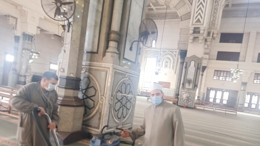 تعقيم وتطهير مسجد النور بالعباسية تمهيدا لإعادة فتحه الأربعاء «صور»