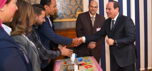 الرئيس عبد الفتاح السيسي يصافح قضاة لجنته الانتخابية في مصر الجديدة