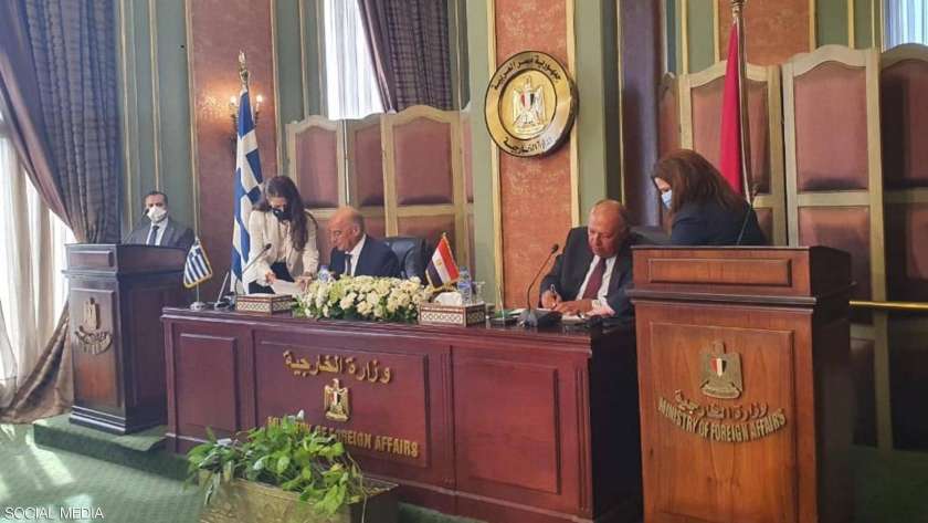 وزير الخارجية المصري ونظيره اليوناني أثناء توقيع الاتفاقية