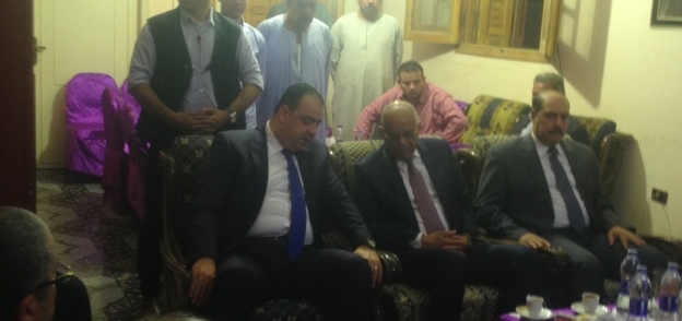 بالصور| رئيس البرلمان يعزي أسرة النائب الراحل محمد مصطفى الخولي في الفيوم