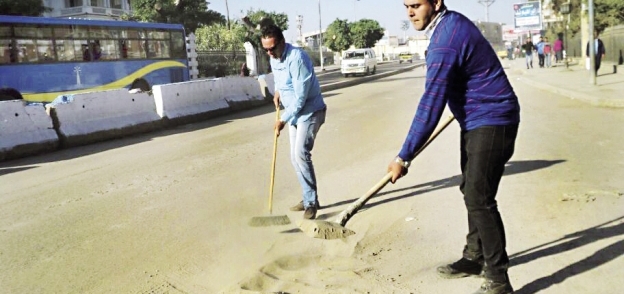 شباب حى وسط الإسكندرية أثناء عمليات النظافة
