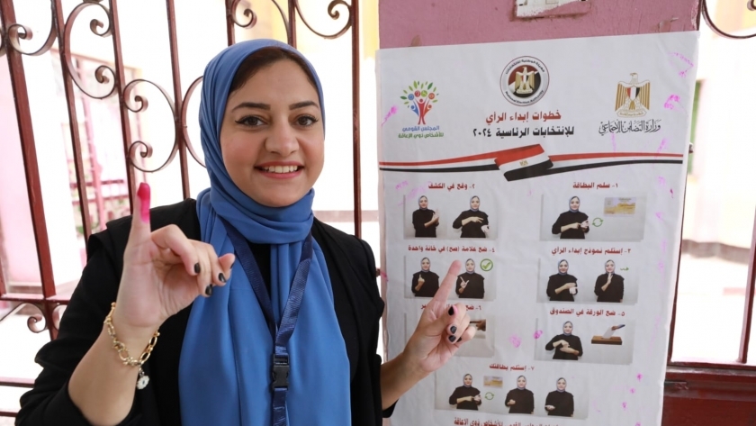 آيه محمد بطلة بوستر توعية الصم بإجراءات التصويت بلغة الإشارة