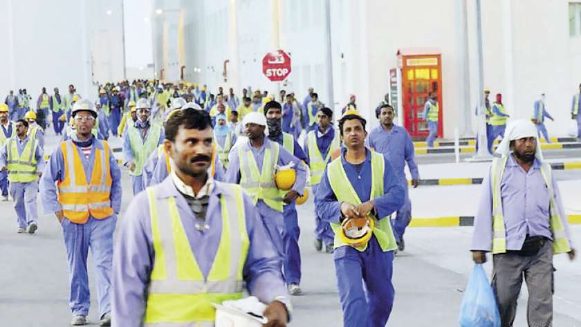 عمال «مونديال 2022» يعيشون أوضاعاً سيئة فى قطر