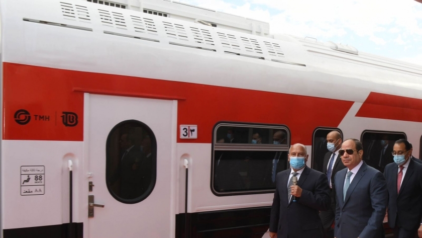 الرئيس عبدالفتاح السيسي يتفقد محطة وقطارات أسوان