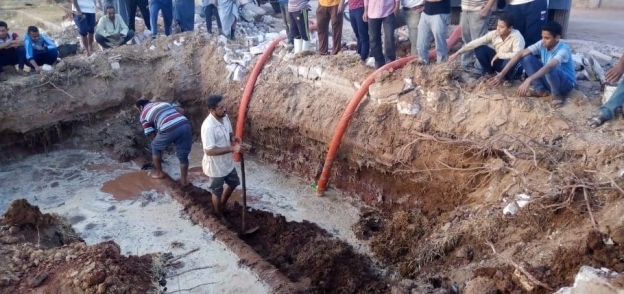 عودة مياه الشرب لمدينة موط بالوادي الجديد بعد إصلاح كسر في خط المياه