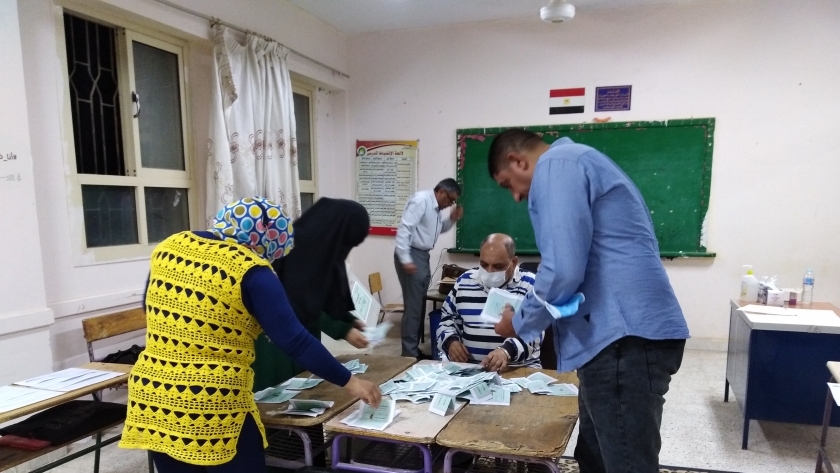 إحدى لجان انتخابات النواب بأكتوبر أثناء فرز الأصوات