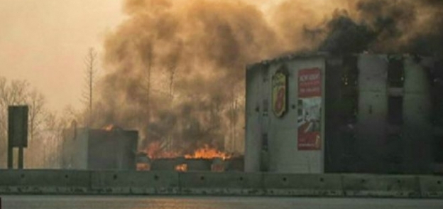 بالصور| النيران تلتهم مدينة كندية.. والسلطات تخليها من السكان