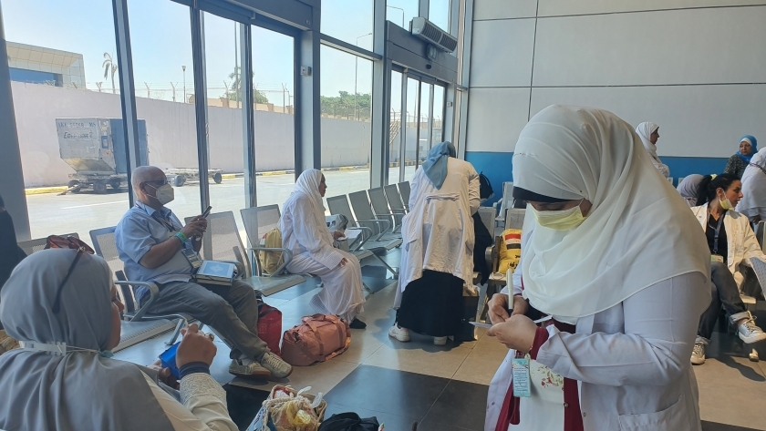 عيادات وزارة الصحة خلال إجراء الكشف على الحجاج بمطار القاهرة قبل السفر"أرشيفية"
