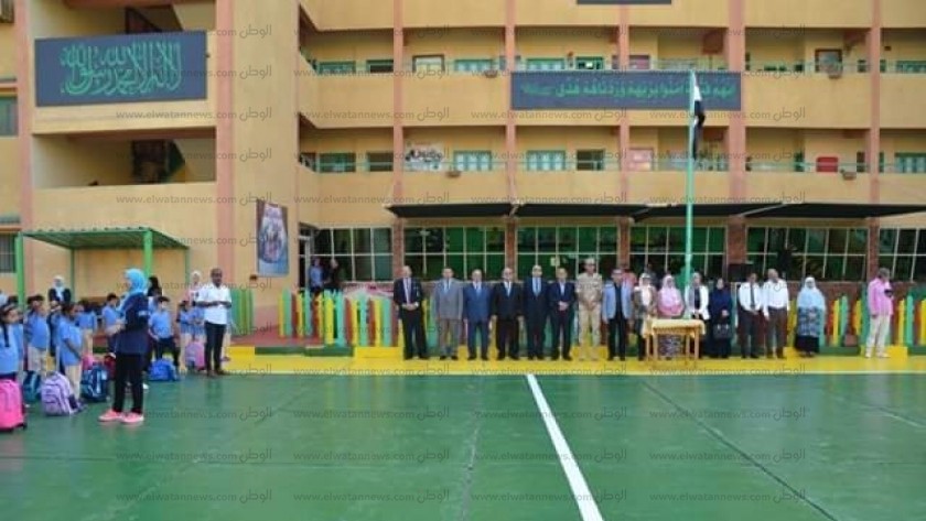 نائب محافظ الإسماعيلية يشارك الطلاب طابور الصباح وتحية العلم أول يوم دراسي.