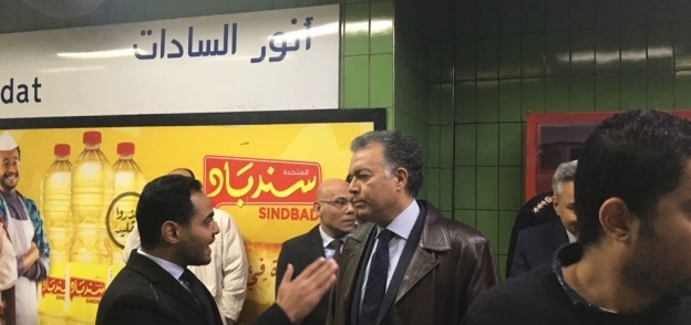 وزير النقل خلال تفقده محطات مترو الأنفاق