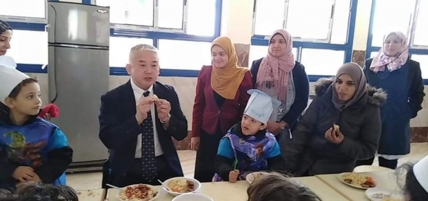 بالصور| مسئول «الجايكا» يتناول «الكشرى» مع تلاميذ مدرسة يابانية فى بنى سويف