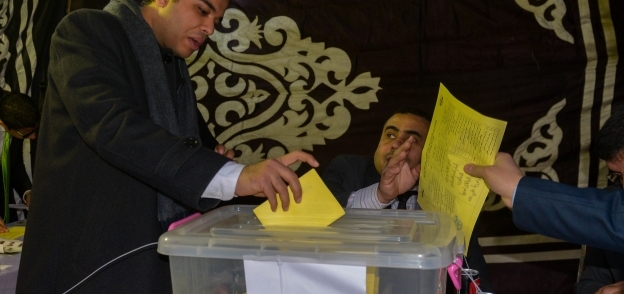 الناخبين أثناء الإدلاء بصوته فى الانتخابات