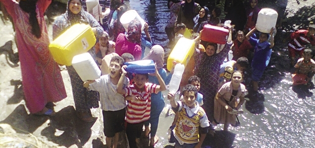 أهالى إحدى قرى البحيرة يلجأون للترع والمصارف بعد انقطاع المياه