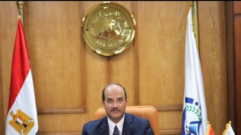 الدكتور حسن الدمرداش رئيس جامعة العريش
