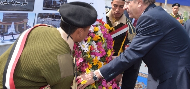 محافظ بني سويف ومدير الأمن يضعان أكاليل الزهور على قبر الجندي المجهول