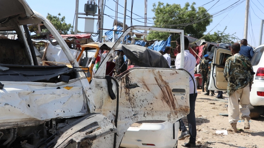 آثار التفجير الإرهابي في العاصمة الصومالية "مقديشو"