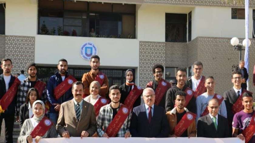 رئيس جامعة قناة السويس مع الفائزين