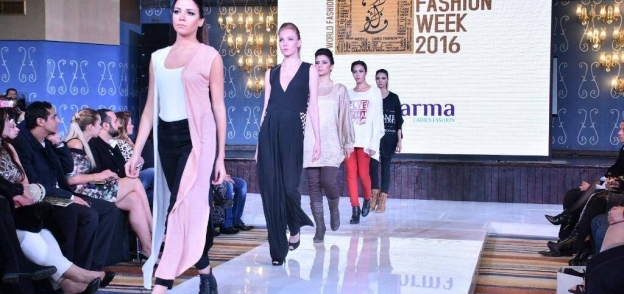 بالصور| عرض أزياء "cairo fashion week" بحضور نجوم الفن