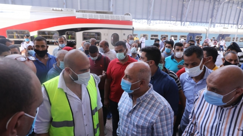 وزير النقل يحيل ناظر محطة بالإسكندرية للتحقيق الفوري بسبب «الزحمة»