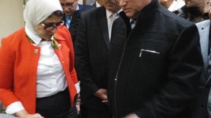 وزيرة الصحة ومحافظ القاهرة خلال زيارة مصابي حادث الدرب الأحمر