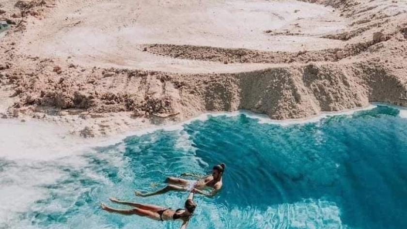 السياح الأجانب خلال الاستحمام في بحيرات الملح بسيوة