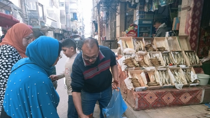 إقبال على شراء الفسيخ في الإسكندرية