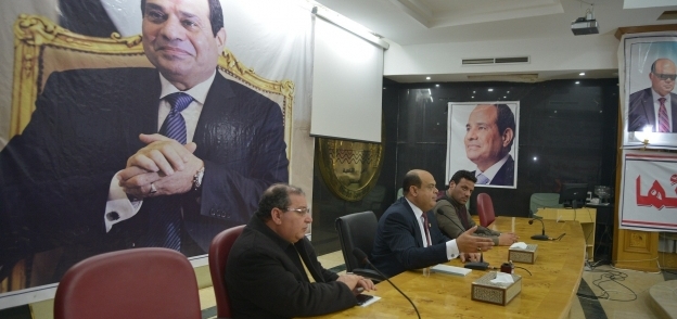 محافظ مطروح خلال مناقشته مع رابطة الشباب الإستعدادات للإنتخابات الرئاسية بمدن المحافظة الثمانية