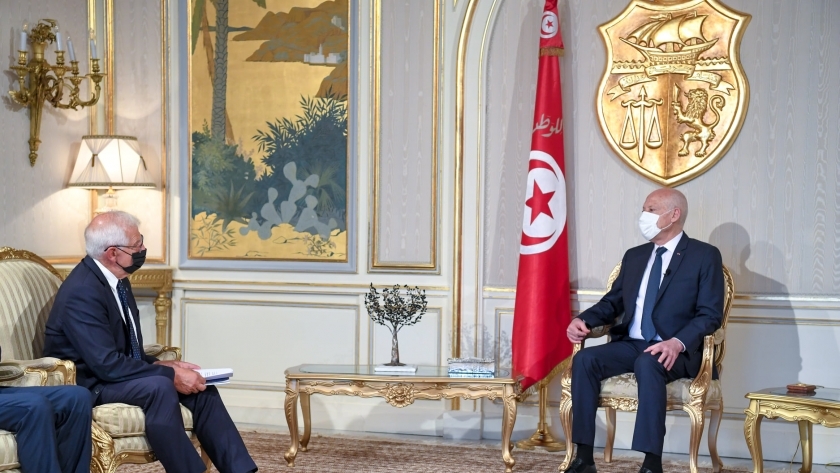 الرئيس التونسي «يمين» خلال لقائه مع الممثل الأعلى للشؤون الخارجية والسياسية والأمنية بالاتحاد الأوروبي جوزيف بوريل «يسار»