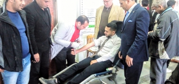 رئيس جامعة دمنهور يقود حملة التبرع بالدم لمصابي حادث قطار محطة مصر